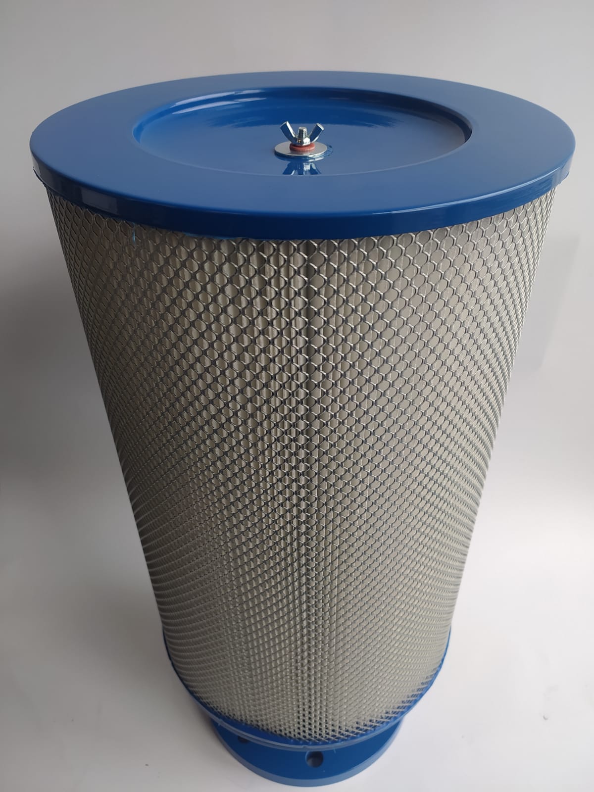 Flanged filters for ceramic environment
